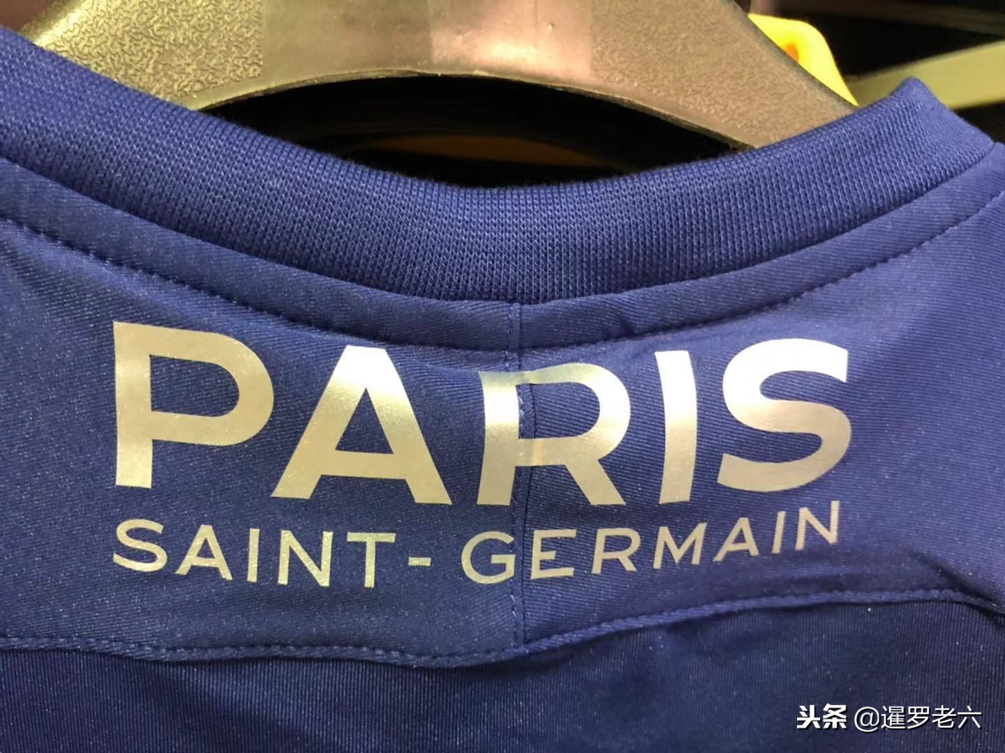 凭借其